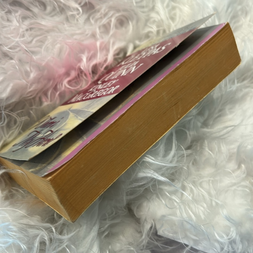 Romance Novel Where's My Hero? - Lisa Kleypas Story of Love & Passion Avon books - Picture 3 of 3
